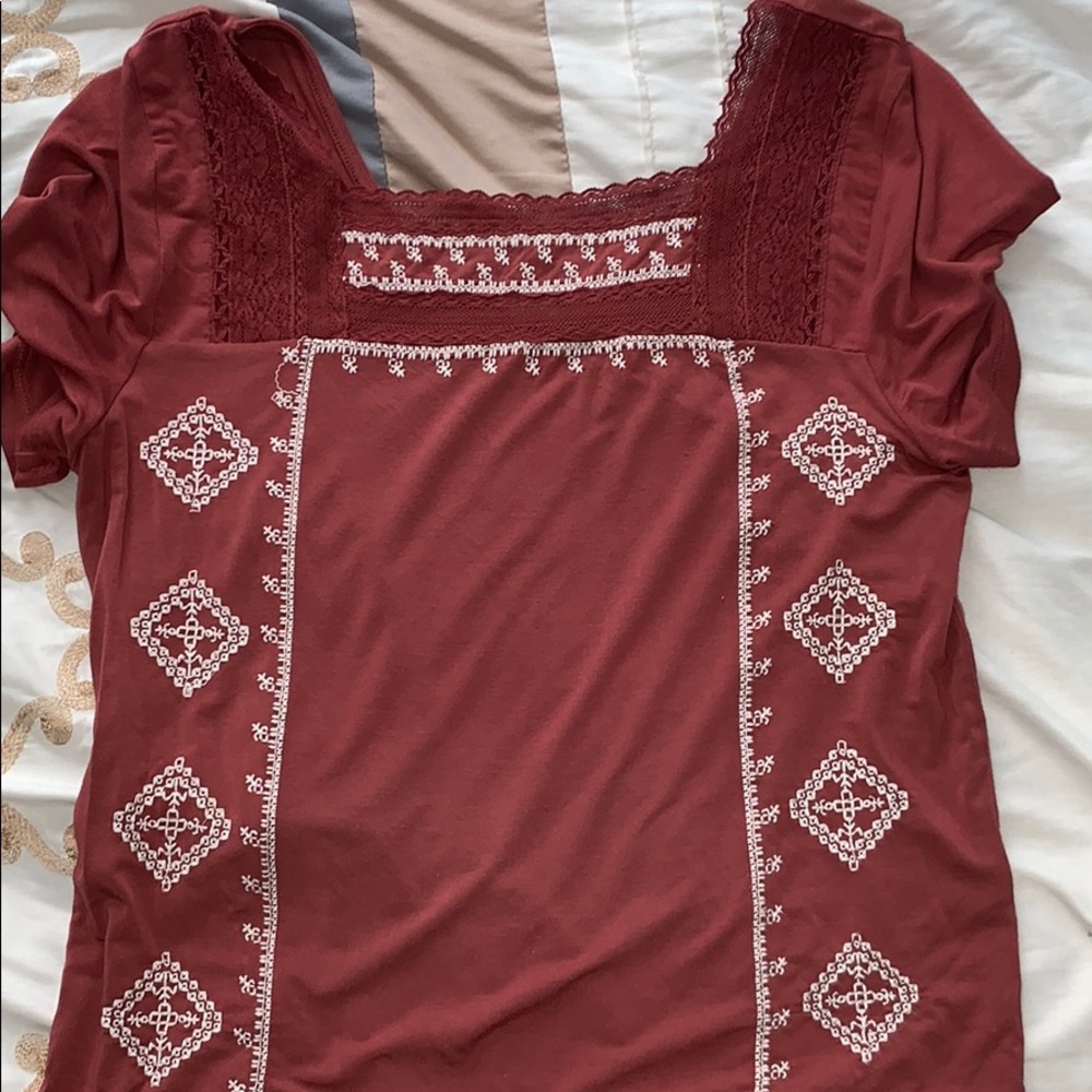 Red shirt sleeve top with white design